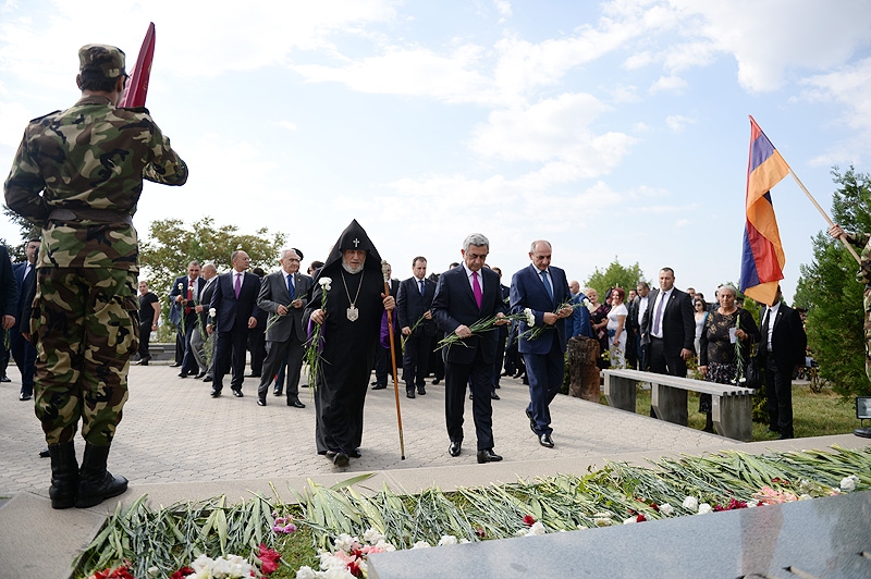 Руководство страны посетило Ераблур и почтило  память павших за Независимость 
Армении