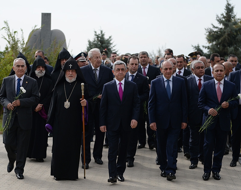 President Serzh Sargsyan visits Yerablur Military Pantheon