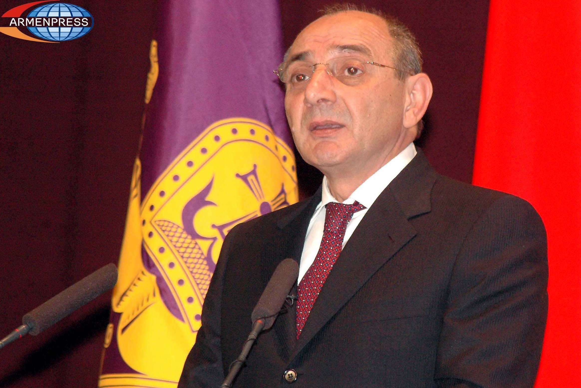 Бако Саакян наградил директора музея «Хримян» медалью «Благодарность»
