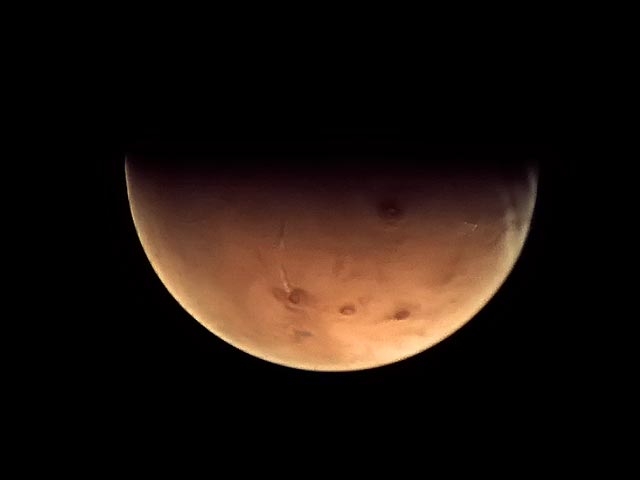 Индийский спутник передал на Землю первые фотографии Марса