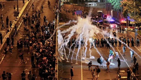 Около 60 протестующих пострадали в столкновениях с полицией в Гонконге