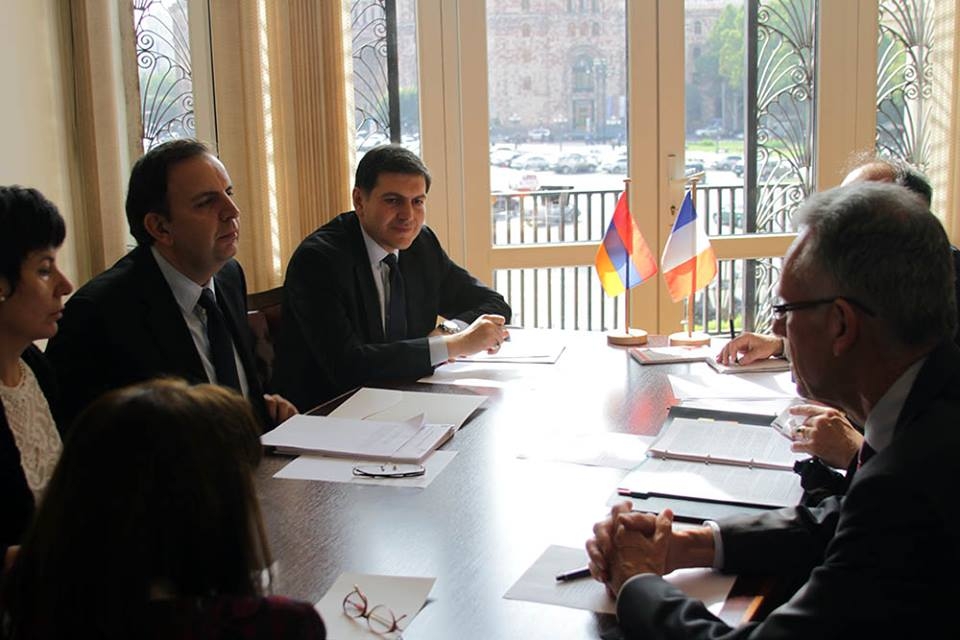 Armenian and French FMs hold political consultation