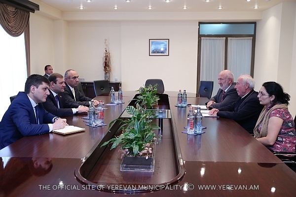 Мэр Еревана встретился с представителями Германского Красного Креста