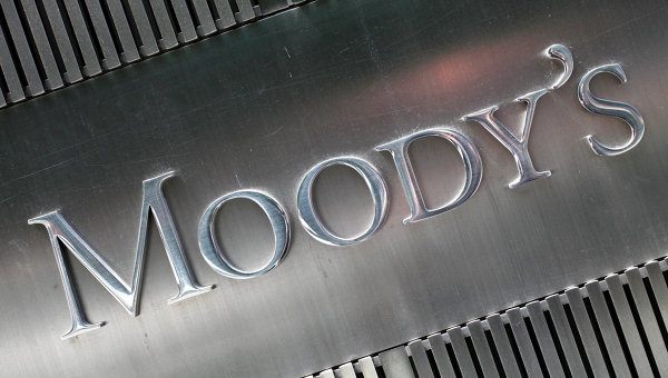 Moody's понизило рейтинги семи крупнейших финансовых институтов РФ