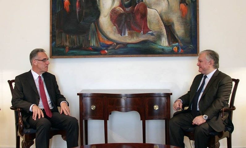 Эдвард Налбандян вручил медаль МИД Анри Рено, завершающему свою 
дипломатическую миссию в Армении