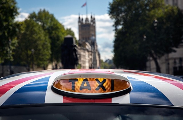 Новая услуга в Британии: такси с белым водителем