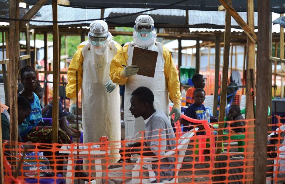 Врачи: больным Эболой для лечения нужно до 10 литров жидкости в день