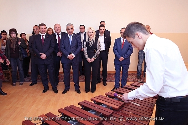 Мэр Еревана посетил музыкальную школу им. С. Асламазяна и Центральную библиотеку 
Нор Норка