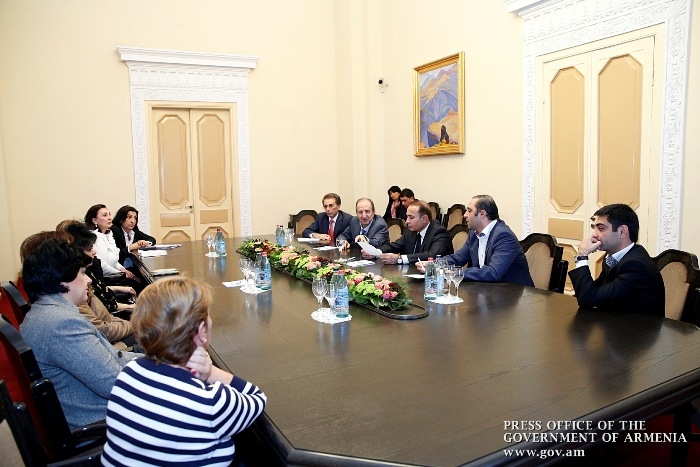 Премьер-министр  Овик Абрамян принял жителей зон отчуждения 
