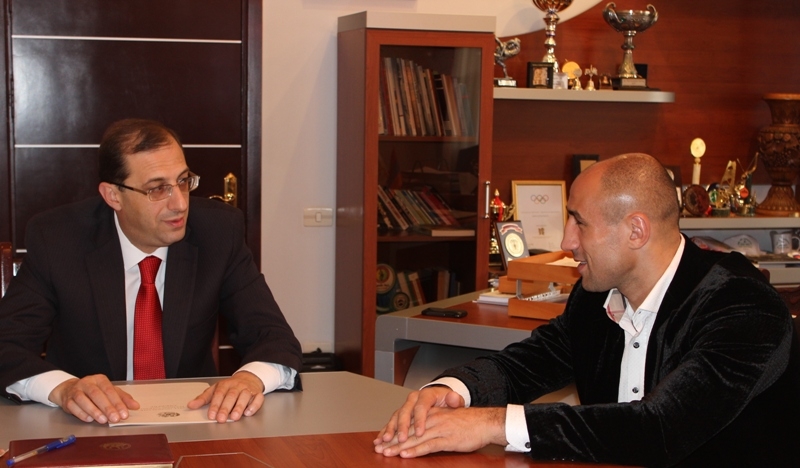 Armenia's Minister of Sport hosts Arthur Abraham