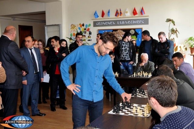 Levon Aronian played simultaneous games with chess amateurs
