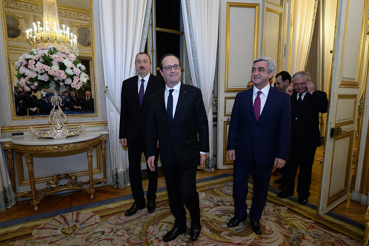 При освещении парижской встречи президентов азербайджанские СМИ вынуждены были 
пользоваться армянскими источниками: minval.az