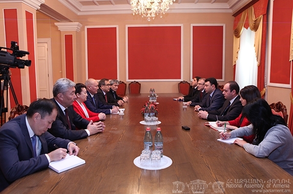 Казахские депутаты видят мирное урегулирование карабахского конфликта в формате МГ 
ОБСЕ 