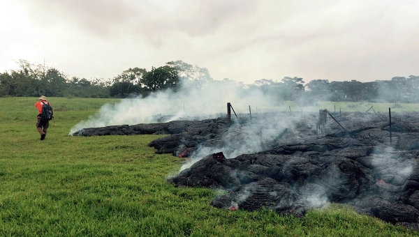 Жителей гавайского острова эвакуируют из-за извержения вулкана