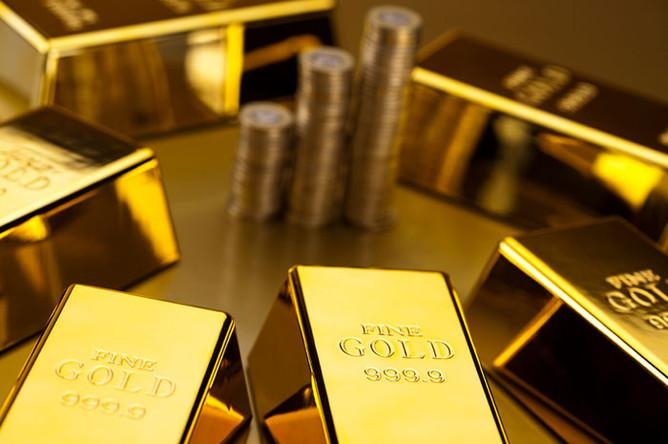 Золото и серебро подешевели до минимума за четыре года