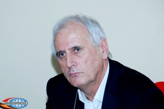 Швейцарский журналист извинился перед главным тренером национальной сборной 
Армении по футболу Бернардом Шалландом