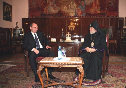 Президент Арцаха Бако Саакянпоздравил Католикоса Всех Армян Гарегина Второго