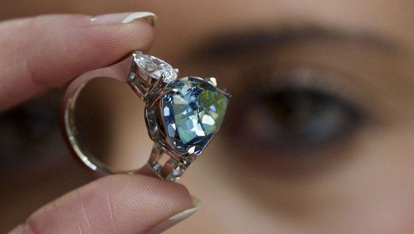 Голубой бриллиант установил рекорд цены за карат на аукционе Нью-Йорка