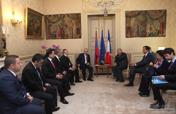 Գալուստ Սահակյանը Ֆրանսիայի Սենատի նախագահին 2015թ. ապրիլին հրավիրել է 
Հայաստան