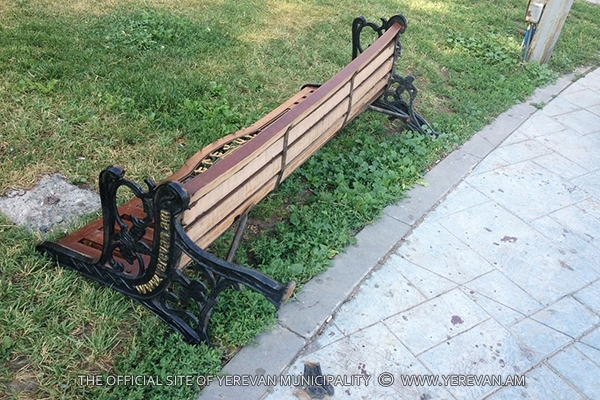 Երևանում արձանագրվել են նստարաններ ու աղբամաններ կոտրելու դեպքեր