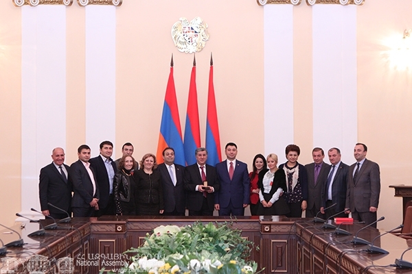 Народный артист Товмас Погосян награжден Почетной медалью НС Армении