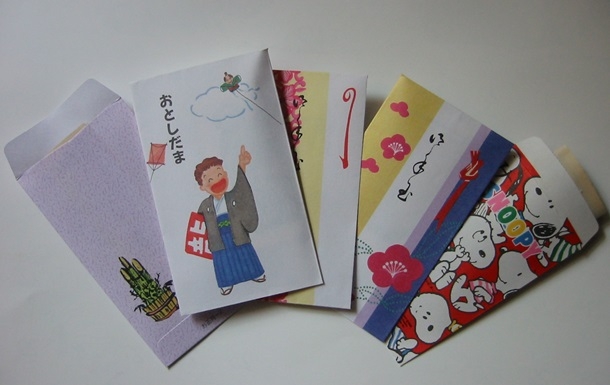Два японца украли 16 тысяч новогодних открыток 