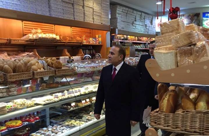 Armenia's PM tours in supermarkets