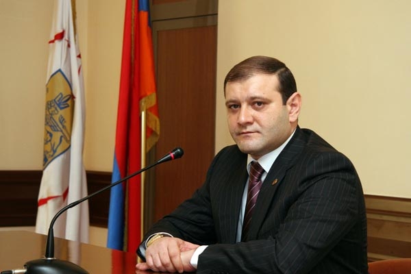 Yerevan Mayor Taron Margaryan congratulates “ArmenPress”