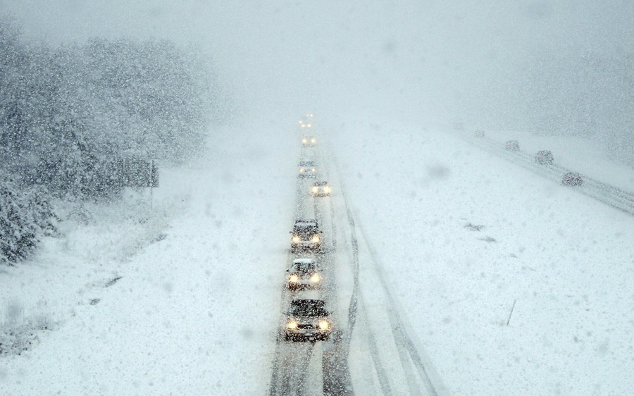 Снегопад в Грузии ограничил движение автотранспорта в направлении России