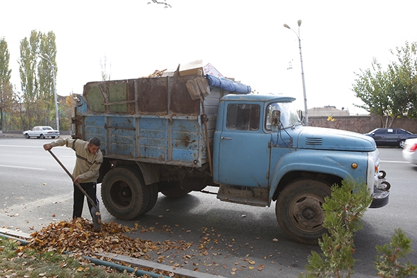 Երևանի փողոցներն ու այգիները մաքրվում են թափված տերևներից