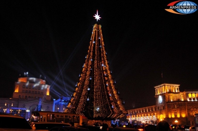 На главной площади Армении зажглись огни главной новогодней ёлки