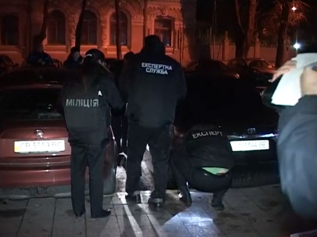Неизвестный бросил в гранату в сторону депутатов в центре Киева