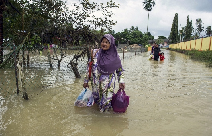 Число эвакуированных в результате наводнений в Малайзии превысило 100 тысяч 
человек