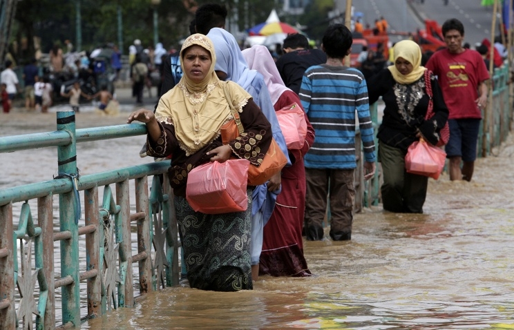 В результате наводнений в Индонезии эвакуированы около 100 тыс. человек