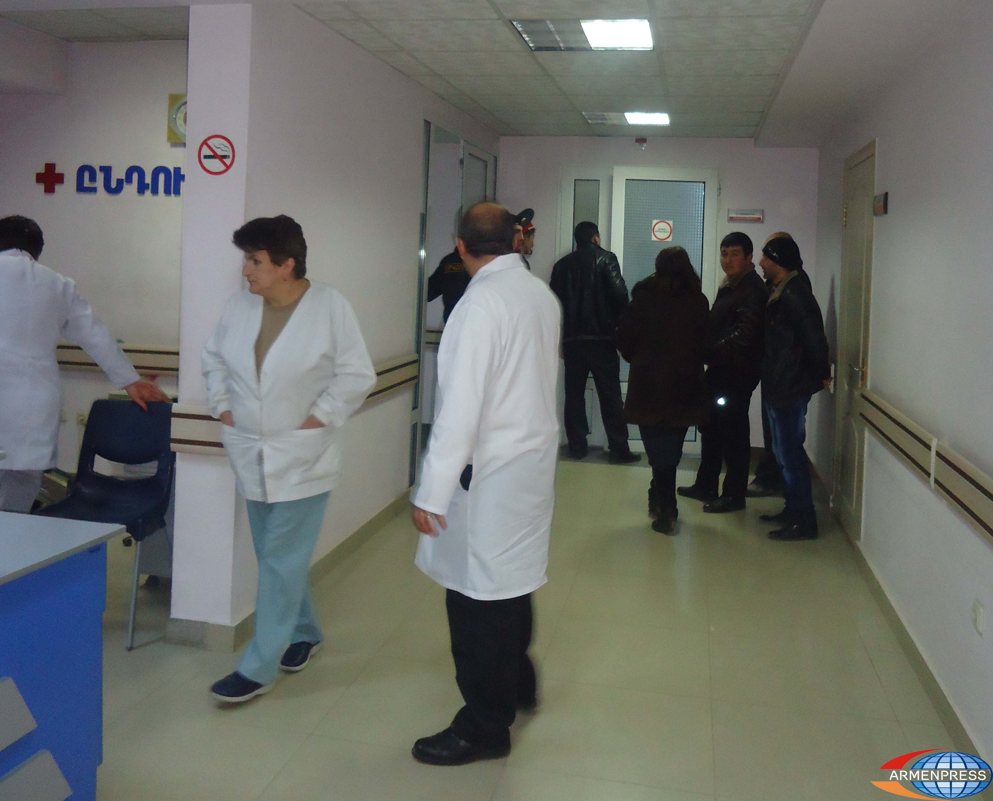 Находящегося в тяжелом состоянии полицейскогоперевезли в больницу Еревана