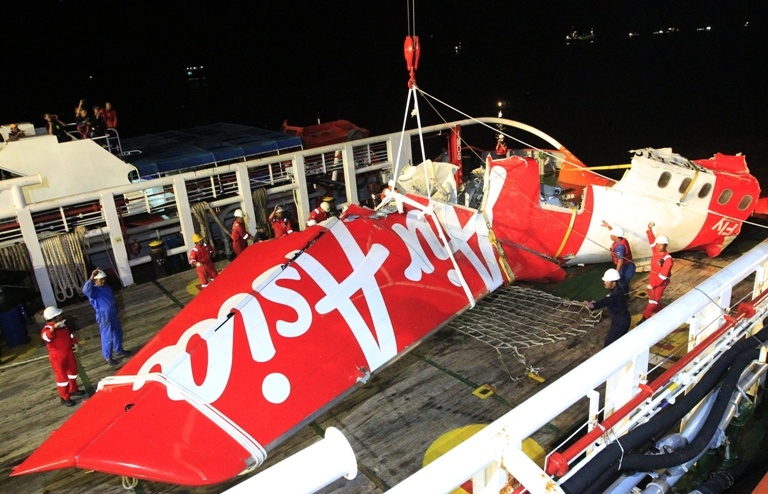 Спасатели начали работы по поднятию фюзеляжа малайзийского Air Asia 