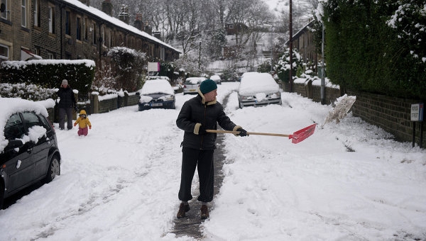 Сотни школ закрыты из-за снежной бури в Великобритании