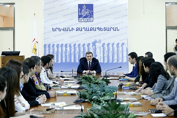 Ряд представителей молодежи были награждены почётными и благодарственными 
грамотами мэра Еревана