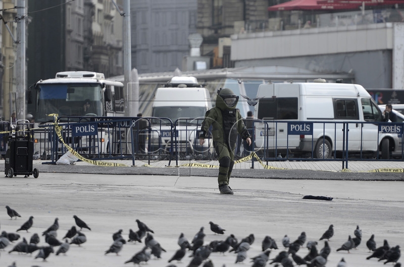 В Стамбуле женщина обстреляла из автомата полицейский автомобиль