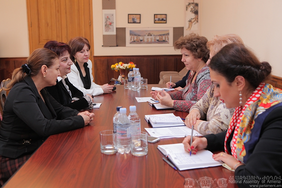 Вице-спикер НС Армении предложила создать рабочую группу для обсуждения 
вопроса создания коллективного договора 