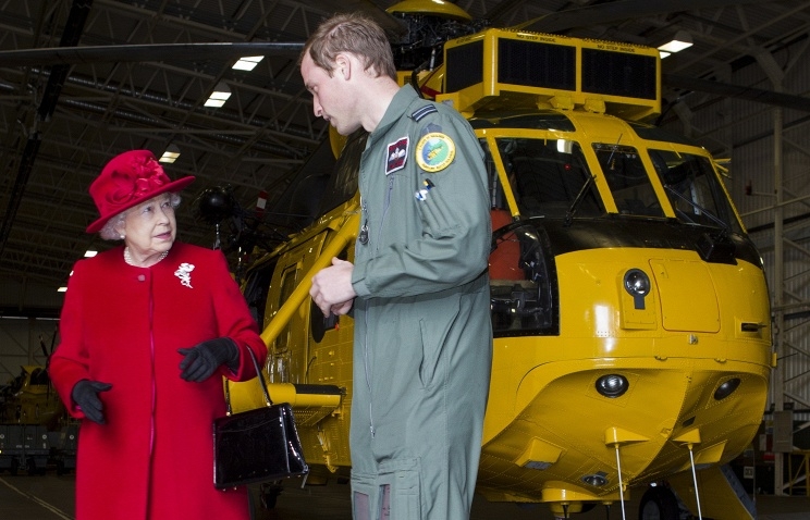Британский принц Уильям сдал экзамены на право управлять вертолетом скорой 
помощи
