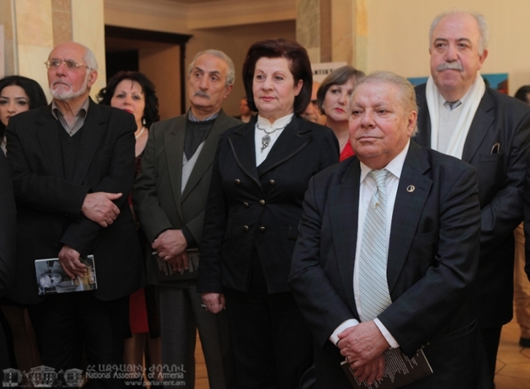 В фойе зала заседаний парламента Армении состоялась презентация очередного 
сборника стихов поэта К.Аракеляна “Мир – в моем сердце”