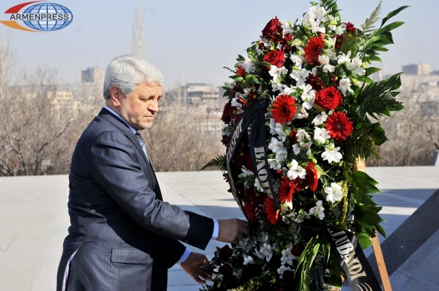 Iraqi Minister of Transport visits Armenian Genocide Memorial