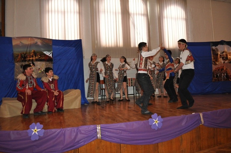 Եղիշե Չարենցի անվան դպրոցում ներկայացրել են Ցեղասպանության 100-ամյա 
տարելիցին նվիրված  բեմադրություն