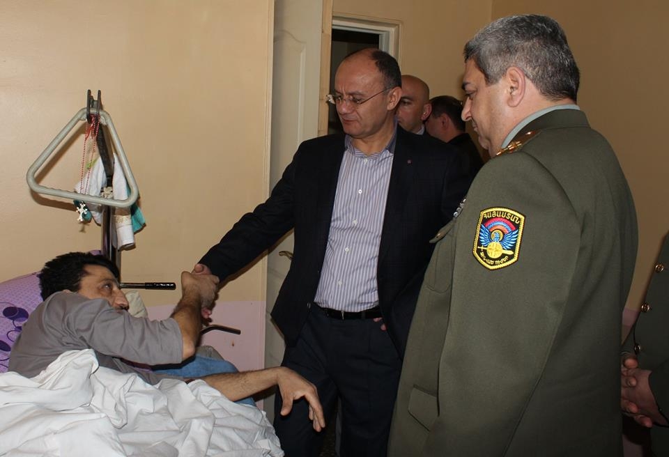 ՀՀ Պաշտպանության նախարարը հանդիպել է կենտրոնական հոսպիտալում բուժվող 
զինծառայողների հետ
