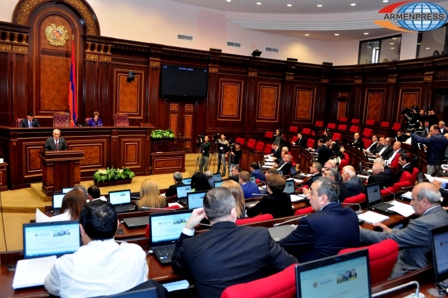 В парламенте началось внеочередное заседание, иницированное правительством 
Армении: прямой эфир