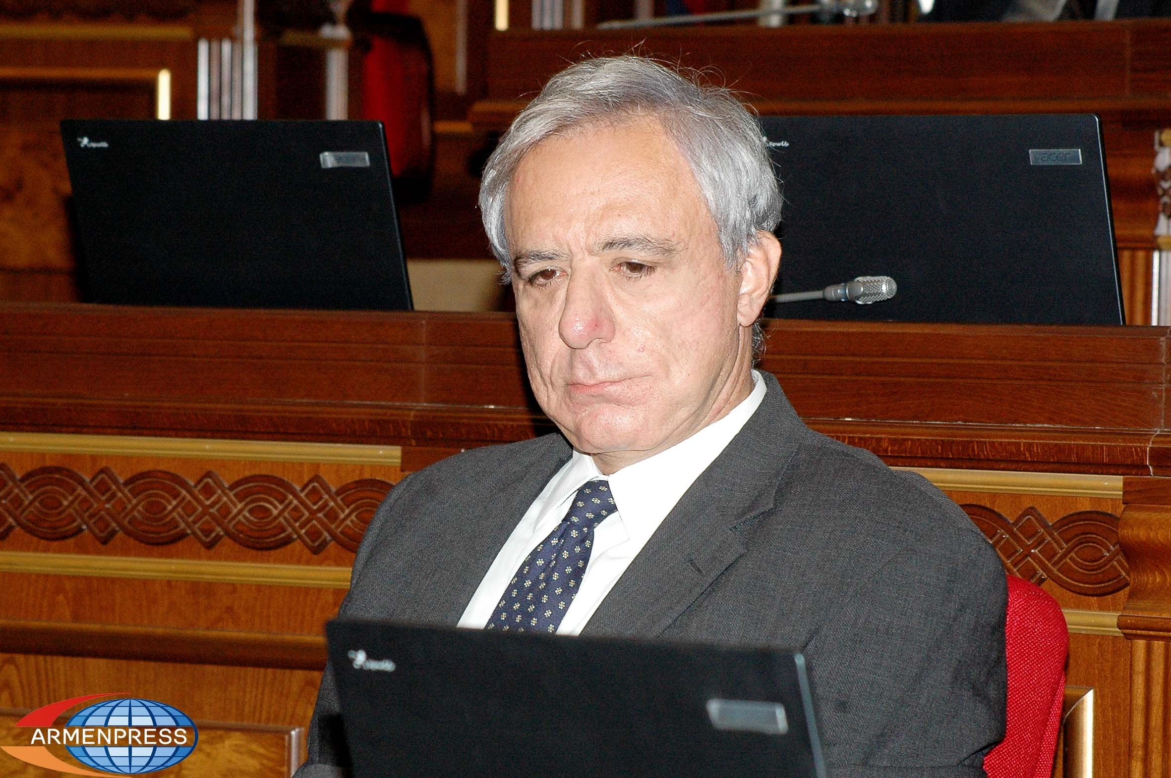 Vartan Oskanian gives up parliamentary seat