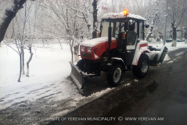 В административных районах столицы проводится уборка снега