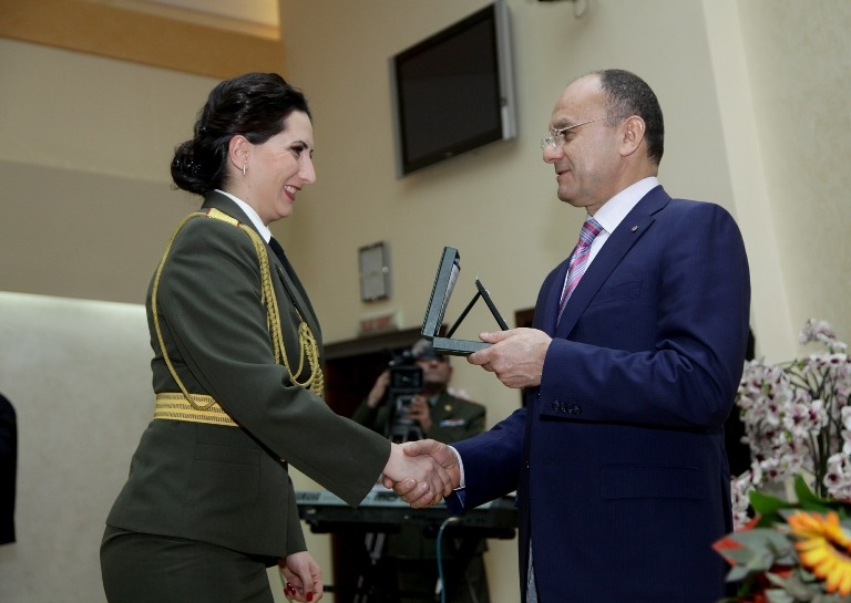Министр обороны Армении поздравил матерей всех военнослужащих с 
Международным женским днем