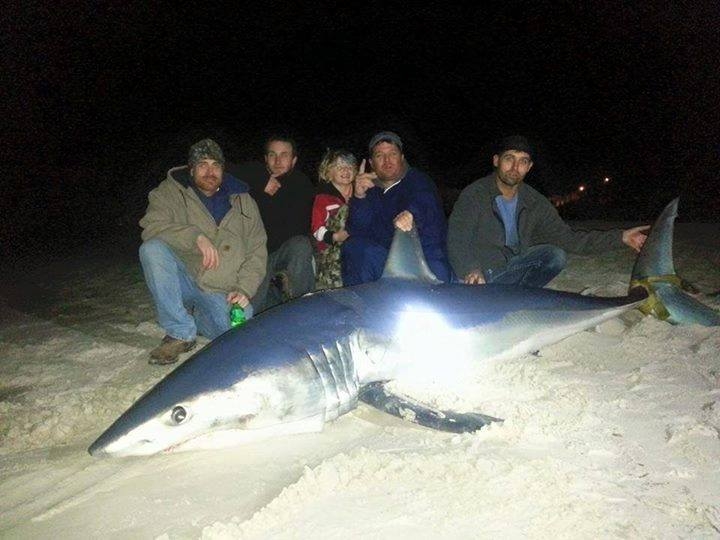 Американский рыбак поймал 270-килограммовую акулу